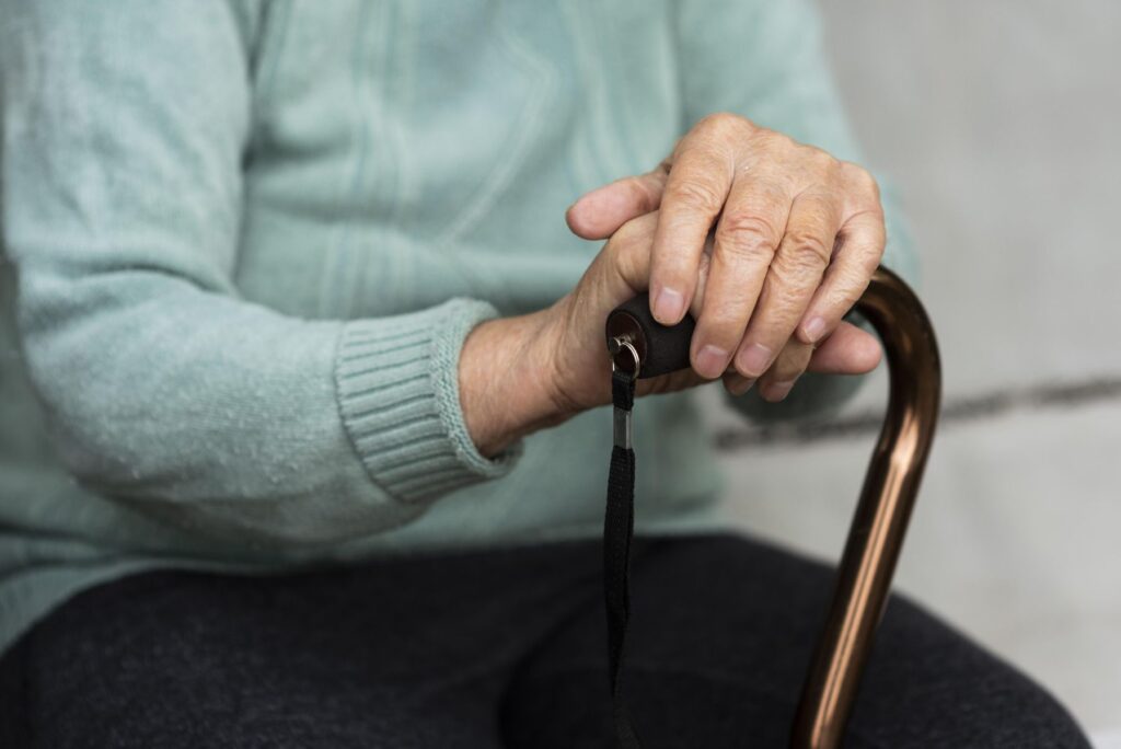senior atteint de l'Alzheimer avec une cane
